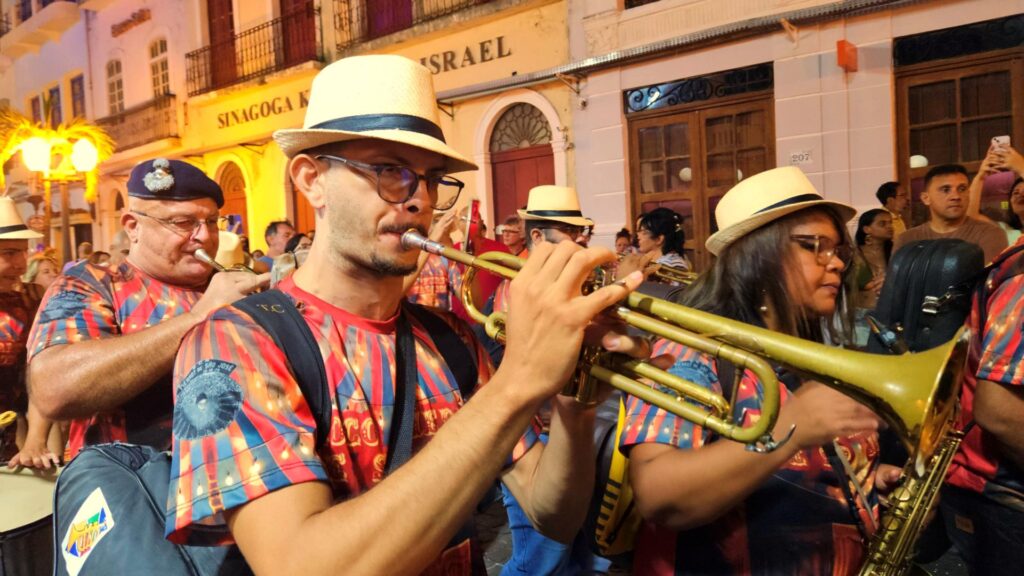 Example of using the rule of thirds. Musician in the upper third of the photo.